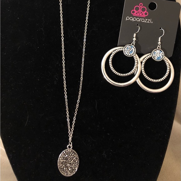 paparazzi Jewelry - 🌞Paparazzi Silver Tone Necklace and Earrings Set Plus Bonus Earrings